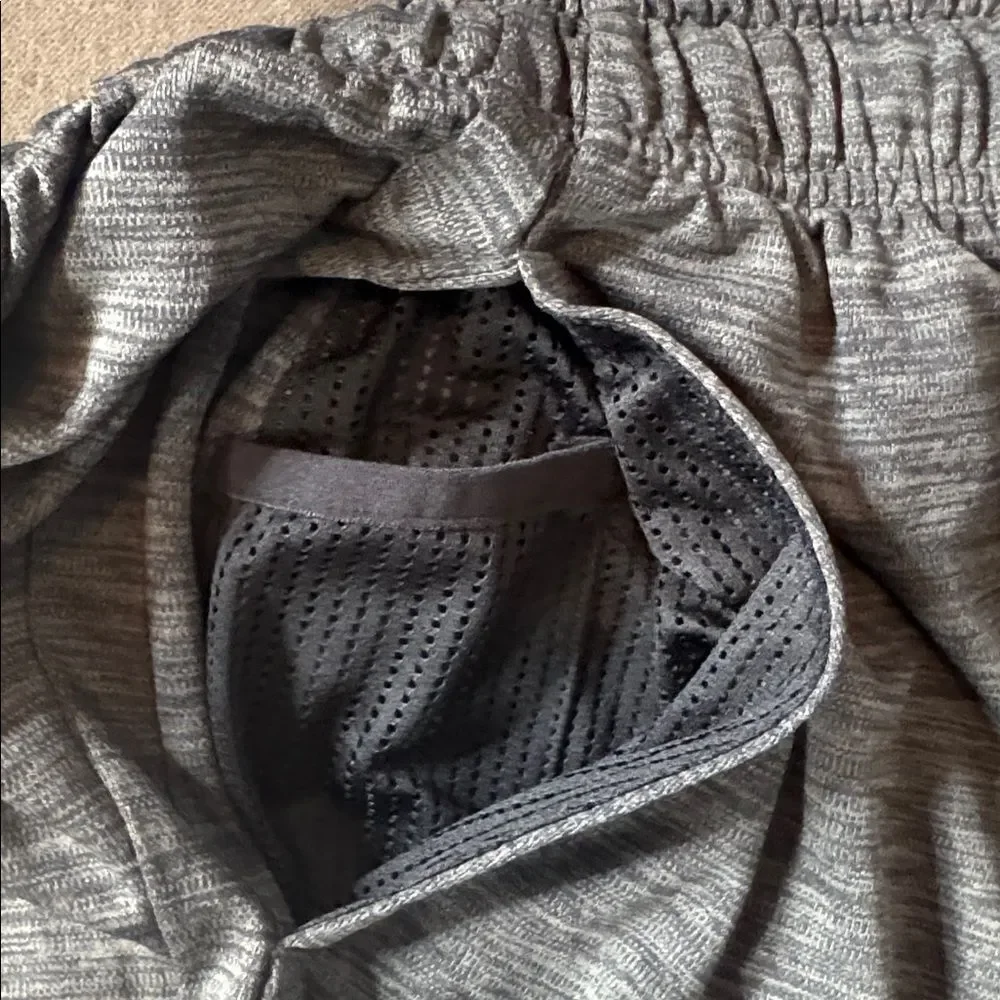 Nike Dry Men’s Gray Training Shorts Standard Fit Size M NWT